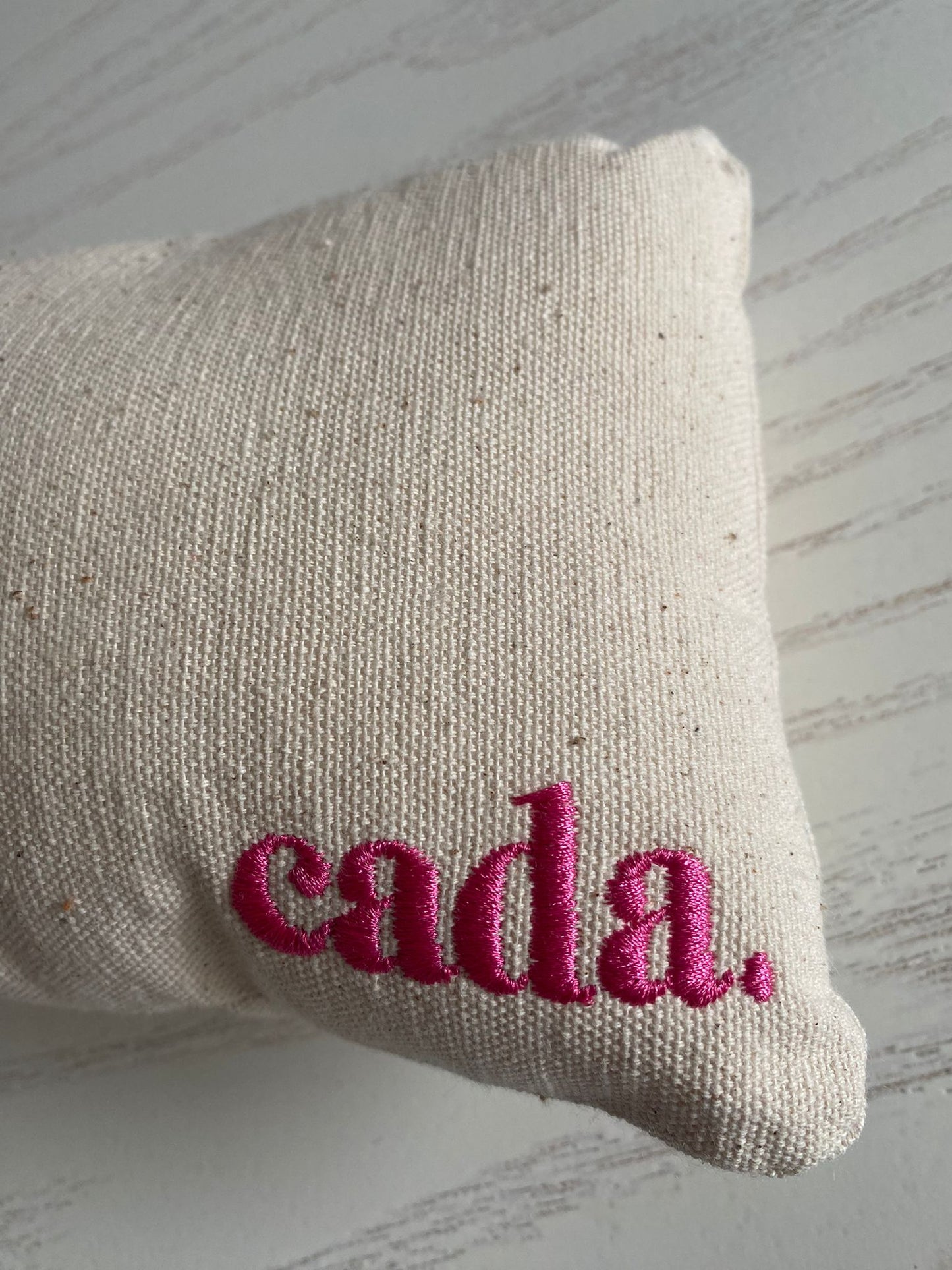 Almohada crudo con Fucsia OPORTUNIDADES