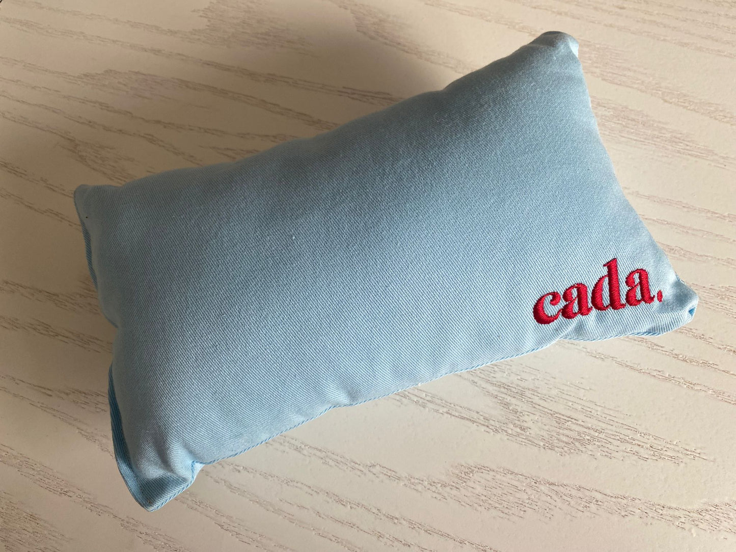 Almohada Celeste con Rojo OPORTUNIDADES