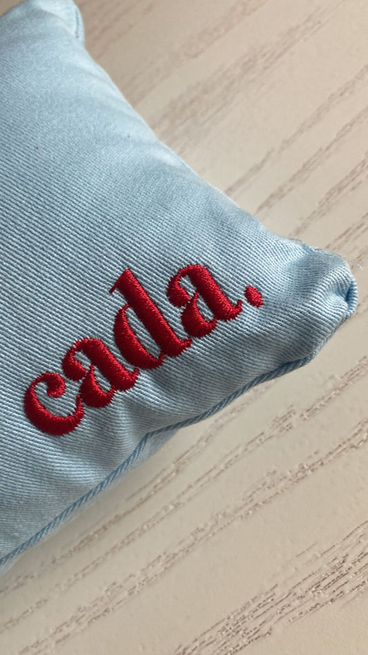 Almohada Celeste con Rojo OPORTUNIDADES