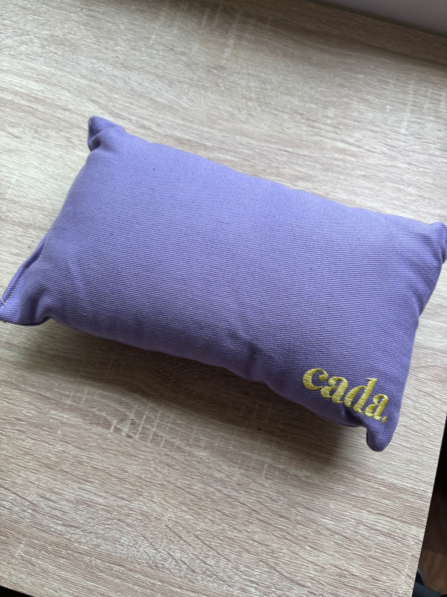 Almohada Lila con Amarillo OPORTUNIDADES